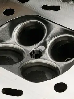 Pent-roof combustion chamber